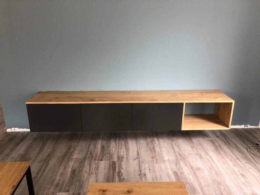 tv meubel met zwarte accenten